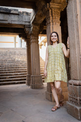 Gelbes bedrucktes Kleid